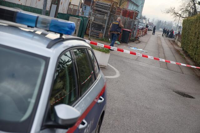 Sturmgewehre und Hubschrauber: Nach einem Mord in Marchtrenk riegelte die Polizei das Gebiet ab und konnte zwei Tatverdächtige schnappen. | Foto: laumat.at