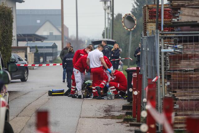 Sturmgewehre und Hubschrauber: Nach einem Mord in Marchtrenk riegelte die Polizei das Gebiet ab und konnte zwei Tatverdächtige schnappen. | Foto: laumat.at