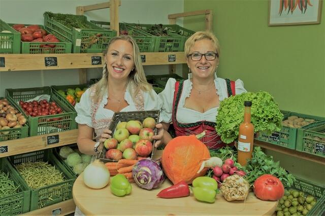 Von links: Susanne und Ingeborg Haubauer in ihrem Hofladen in Plesching. | Foto: Hubauer