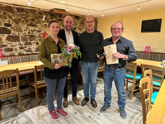 Regina Hoffmann-Schietz, Bürgermeister Andreas Wolfesberger, Franz Schürz und Helmut Fiedler (v.l.). | Foto: Gemeinde Auberg
