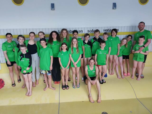 Die erfolgreichen Schwimmerinnen und Schwimmer des SV Reutte nach den Wettkämpfen beim 25. Internationalen Falkensteinschwimmen in Pfronten.
 | Foto: SVR