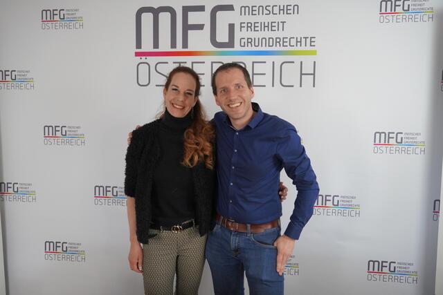 Sonja Schrom-Kühr (MFG Landesgruppe Salzburg) (links) und der Spitzenkandidat der Partei MFG Landesgruppe Salzburg Patrick Prömer (rechts) in der Parteizentrale in Eugendorf. | Foto: Emanuel Hasenauer