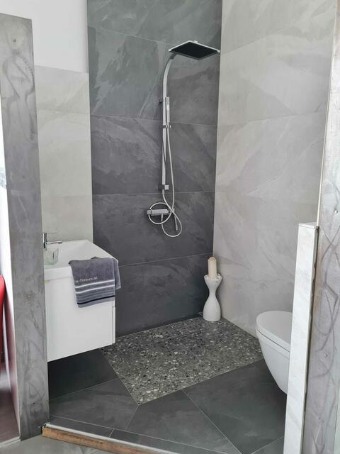 Aufeinander abgestimmte Grautöne wirken schlicht und elegant. | Foto: Otto Krcal