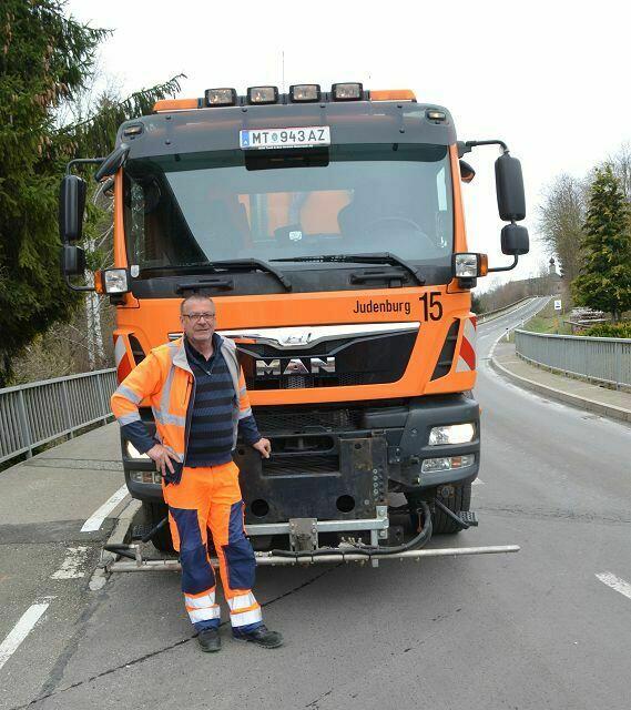Der Winterdienst endete am 31. März. Nun beginnt die Straßenreinigung und Otto Fellner (Bild) ist mit der Kehrmaschine unterwegs. | Foto: Oblak