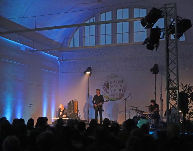 Manfred Engelmayr an der E-Gitarre und David Reumüller am Schlagzeug untermalten die eindringlichen Texte von Thomas Bernhard, die von Christoph Grissemann dargeboten wurden. | Foto: Woche