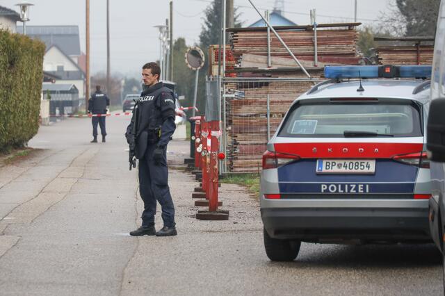 Sturmgewehre und Hubschrauber: Nach einem Mord in Marchtrenk riegelte die Polizei das Gebiet ab und konnte zwei Tatverdächtige schnappen. | Foto: laumat.at