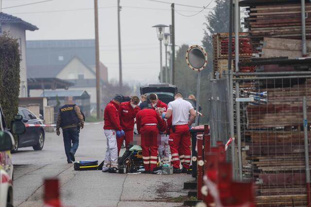 Sturmgewehre und Hubschrauber: Nach einem Mord in Marchtrenk riegelte die Polizei das Gebiet ab und konnte zwei Tatverdächtige schnappen. | Foto: laumat.at