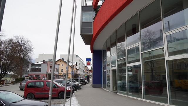 Mit rund 1.600 Quadratmetern auf zwei Ebenen ist das Geschäftslokal der ehemaligen Hervis-Filiale aktuell der größte Leerstand im Zentrum von Bischofshofen. | Foto: Felix Hallinger