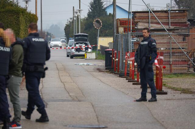 Sturmgewehre und Hubschrauber: Nach einem Mord in Marchtrenk riegelte die Polizei das Gebiet ab und konnte zwei Tatverdächtige schnappen. | Foto: laumat.at
