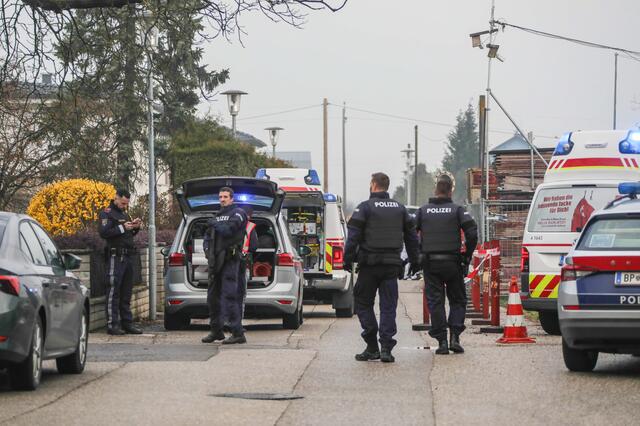 Sturmgewehre und Hubschrauber: Nach einem Mord in Marchtrenk riegelte die Polizei das Gebiet ab und konnte zwei Tatverdächtige schnappen. | Foto: laumat.at