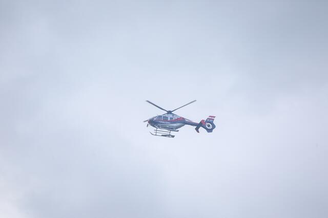 Sturmgewehre und Hubschrauber: Nach einem Mord in Marchtrenk riegelte die Polizei das Gebiet ab und konnte zwei Tatverdächtige schnappen. | Foto: laumat.at