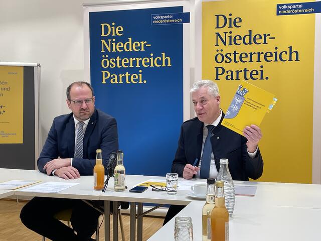 Die Landtagsabgeordneten Bernhard Ebner und Anton Kasser präsentierten das Arbeitsübereinkommen von ÖVP und FPÖ.