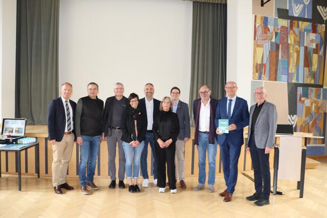 Mario Kometer (Sparkasse Privatstiftung), Gerals Jochum (GF der RegioL), Otto Siegele (MINT Lab Landeck), Elisabeth Lukasser-Vogel (MINT Koordinatorin Tirol), Rainer Haag (MINT Oberland), Daniela Lehmann (Schulqualitätsmanagerin), Phillipp Machac (Obmann MINT Oberland), Helmut Hammerl (FI), Anton Mattle (Landeshauptmann Tirol) und Herbert Mayer (Bürgermeister Landeck)  (von links) | Foto: Elisabeth Neuner