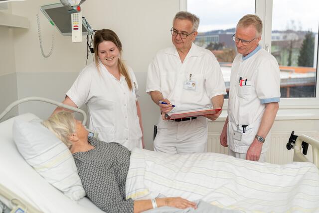 Ein wertschätzendes Gespräch auf Augenhöhe zwischen Pflegekräften, Ärzten und den Patienten wird im Klinikum Schärding großgeschrieben. | Foto: OÖG