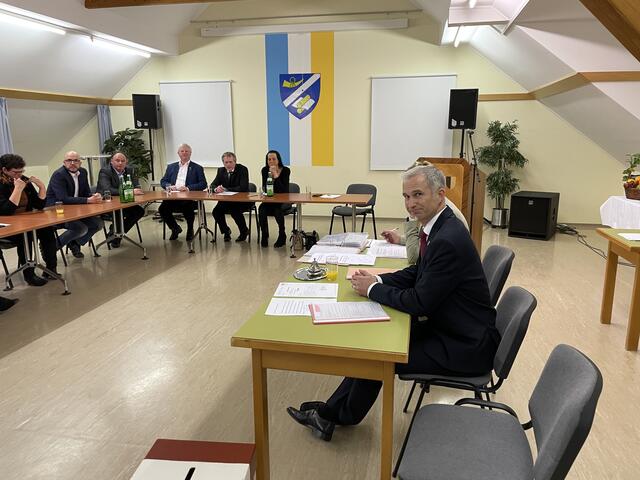 Michael Strasser wartet gespannt auf das Ergebnis.  | Foto: Foto: Martina Schweller