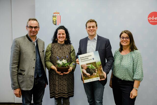 Bürgermeister Peter Zieher, Monika Brandner, Umwelt- und Klima-Landesrat Stefan Kaineder und Gerlinde Larndorfer-Armrbuster (v.l.n.r.).

  | Foto: Land OÖ/Werner Dedl
