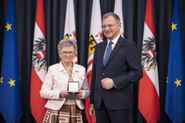  Landeshauptmann Mag. Thomas Stelzer überreichte die Verdienstmedaille des Landes Oö. feierlich an Frau Josefa Rutzetschin. | Foto: Max Mayrhofer/Land OÖ.