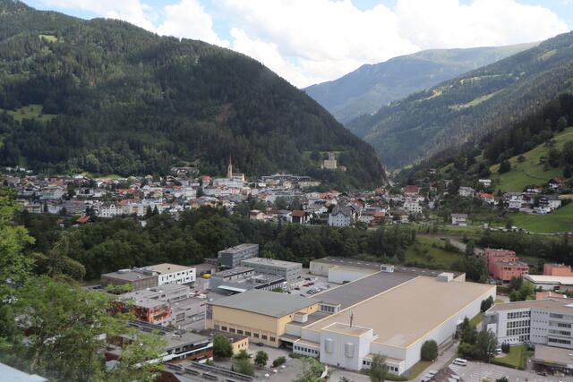 Das rund 40.000 Quadratmeter große Areal der Linz Textil in Landeck-Bruggen soll vermietet bzw. verpachtet werden.  | Foto: Othmar Kolp