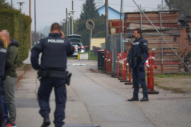 Sturmgewehre und Hubschrauber: Nach einem Mord in Marchtrenk riegelte die Polizei das Gebiet ab und konnte zwei Tatverdächtige schnappen. | Foto: laumat.at