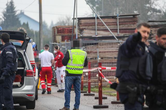 Sturmgewehre und Hubschrauber: Nach einem Mord in Marchtrenk riegelte die Polizei das Gebiet ab und konnte zwei Tatverdächtige schnappen. | Foto: laumat.at