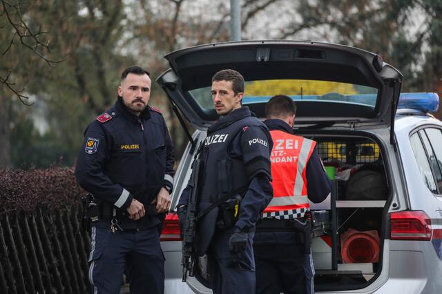 Sturmgewehre und Hubschrauber: Nach einem Mord in Marchtrenk riegelte die Polizei das Gebiet ab und konnte zwei Tatverdächtige schnappen. | Foto: laumat.at