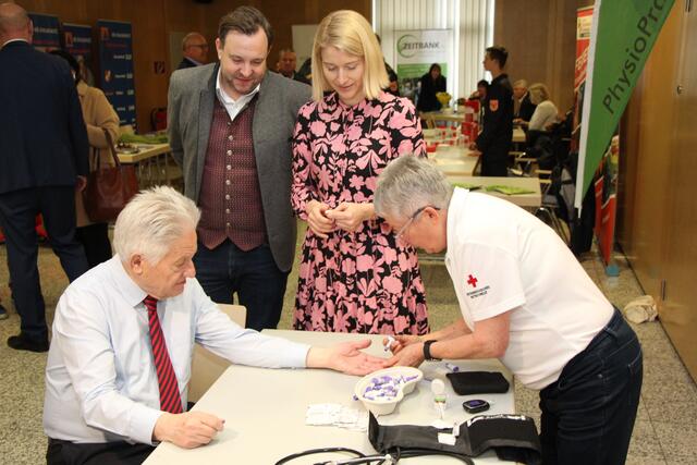 Josef Pühringer, Landesobmann des Seniorenbundes OÖ beim Stand des Roten Kreuzes. Interessierte Beobachter sind Gesundheits-Landesrätin Christina Haberlander und Franz Ebner (Landesgeschäftführer des OÖ Seniorenbundes). | Foto: BRS/Staudinger