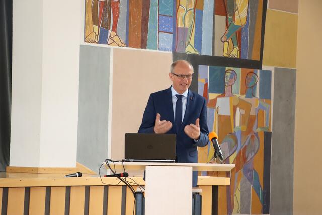 LH Anton Mattle über die Wichtigkeit der Förderung von Kindern und Jugendlichen im schulischen Bereich. | Foto: Elisabeth Neuner