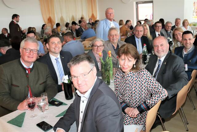 Zum 60er Bürgermeister Hans Trink bekam ViktorAdlerMedaille Steinfeld