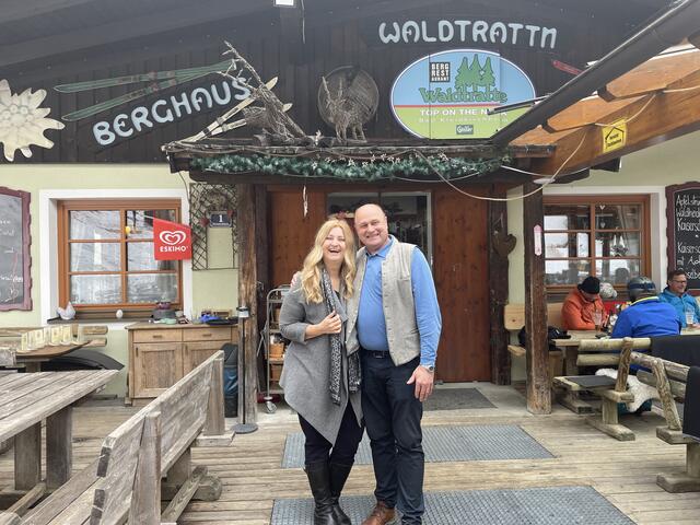 Silvia und Walter Bachler stehen vor ihrem letzten Arbeits-Wochenende im Bergrestaurant Waldtratte | Foto: MeinBezirk.at