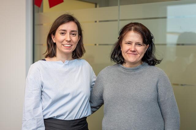 Camilla Torresan und Ukrainierin Iryna Shvets haben sich im Rahmen des Patenschaftsprojekts "Malala im Museum" kennengelernt.  | Foto: Brand Images