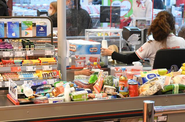 Während Treibstoffe und Heizöl wieder billiger wurden, blieb der Preisauftrieb bei Lebensmitteln oder in der Gastronomie erhöht. | Foto: Spitzbart