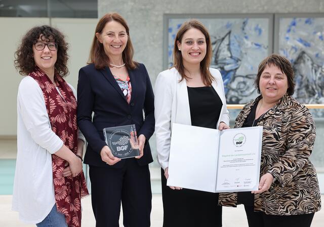 Von links: Florentina Girlinger-Feger, Personaldirektorin Brigitta Schmidsberger, Vizebürgermeisterin Tina Blöchl (SPÖ) und Abteilungsleiterin-Stv.in Silvia Tomancok nahmen die Auszeichnung in Empfang. | Foto: Stadt LINZ