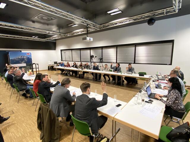 Einstimmig beschloss der Telfer Gemeinderat den Rechnungsabschluss für 2022. Aufgrund der positiven Konjunktur konnte die Marktgemeinde wichtige Projekte vorziehen, Investitionen tätigen, Rücklagen bilden und trotzdem mit einem Überschuss abschließen. | Foto: MGT/Pichler