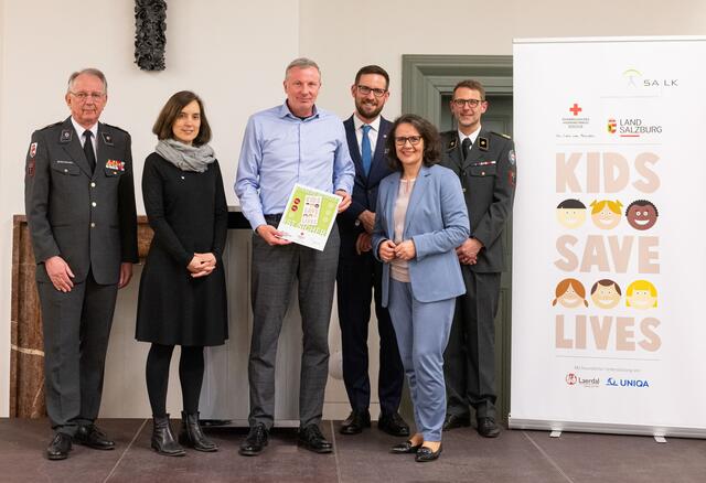 Thomas Hauer von der HAK Zell am See bei der Übergabe mitRK Präsident Werner Aufmesser, Jugend-RK-Landesleiter-Stv. Andrea Kinschel, Bernhard Schnöll, Landesrätin Daniela Gutschi und Wolfgang Fleischmann. | Foto: Land Salzburg / Neumayr / Andreas Schaad