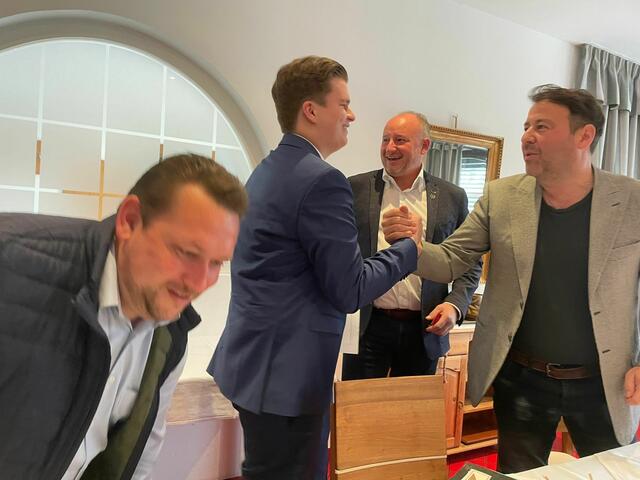 Lukas Latschen und Peter Zwanziger, Parteimitglied und Klagenfurter Politik-Urgestein, begrüßen sich. | Foto: MeinBezirk.at