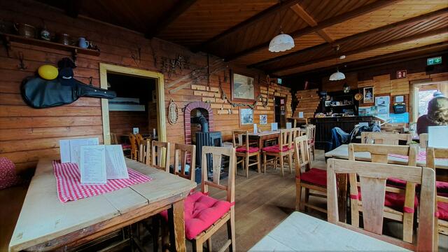 Der gemütliche Gastraum in der Hütte ...

 | Foto: Walter Fuchs