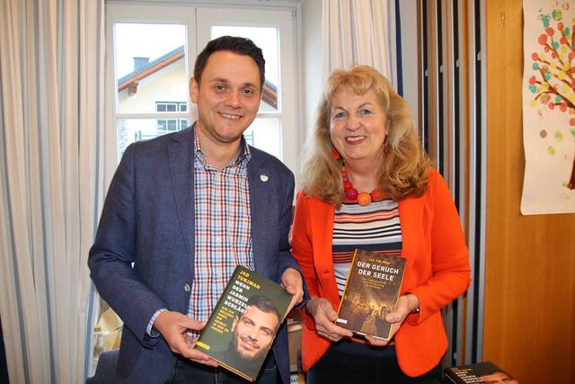 Bürgermeister Michael Schwarzmayr und Karin Schwaiger. | Foto: Wolfgang Schweighofer