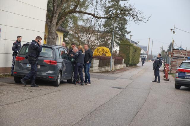 Sturmgewehre und Hubschrauber: Nach einem Mord in Marchtrenk riegelte die Polizei das Gebiet ab und konnte zwei Tatverdächtige schnappen. | Foto: laumat.at