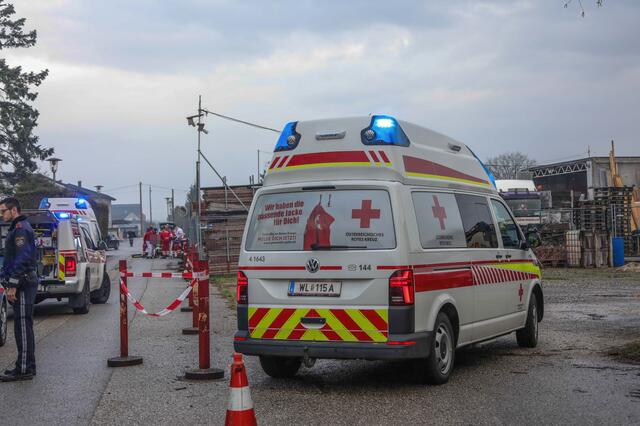 Sturmgewehre und Hubschrauber: Nach einem Mord in Marchtrenk riegelte die Polizei das Gebiet ab und konnte zwei Tatverdächtige schnappen. | Foto: laumat.at