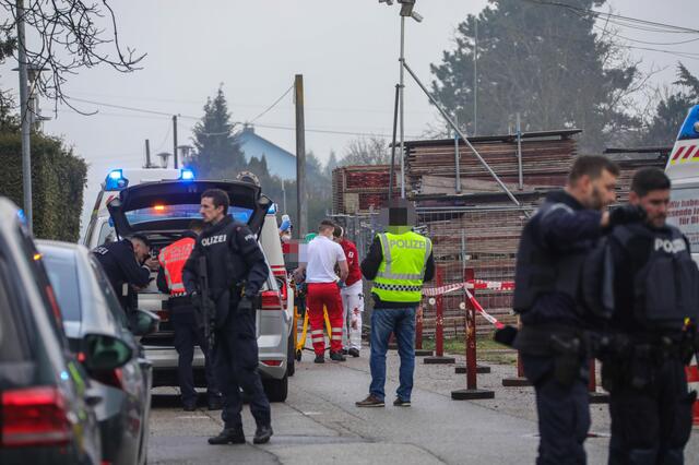 Sturmgewehre und Hubschrauber: Nach einem Mord in Marchtrenk riegelte die Polizei das Gebiet ab und konnte zwei Tatverdächtige schnappen. | Foto: laumat.at