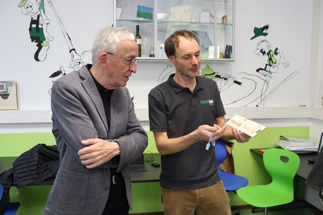 Rene Braunschier (Informatiklehrer am Gym Landeck), erklärt Bgm. Herbert Mayer die verschiedenen Methoden des Laserdrucks. | Foto: Elisabeth Neuner