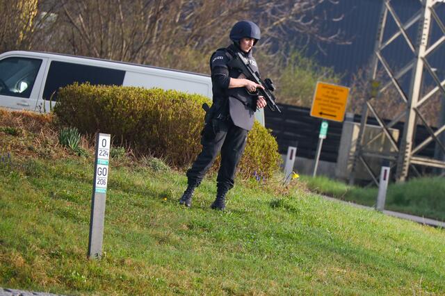 Sturmgewehre und Hubschrauber: Nach einem Mord in Marchtrenk riegelte die Polizei das Gebiet ab und konnte zwei Tatverdächtige schnappen. | Foto: laumat.at