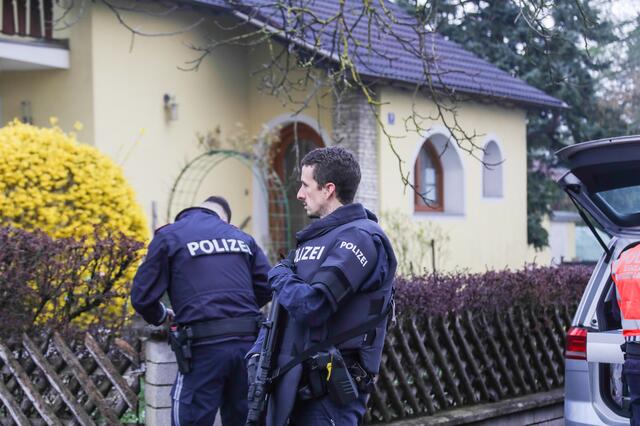 Sturmgewehre und Hubschrauber: Nach einem Mord in Marchtrenk riegelte die Polizei das Gebiet ab und konnte zwei Tatverdächtige schnappen. | Foto: laumat.at