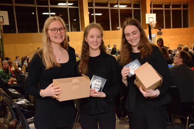 Astrid, Elena und Eva haben die CDs an die Besucher verkauft. | Foto: Josef Pointinger