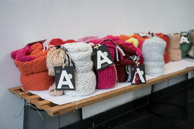 Auch am Tag sind die bunten Wollprodukte ein Hingucker. | Foto: Michael Seirer