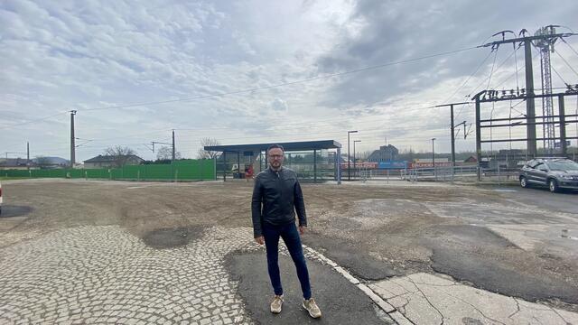 Steyregger Vizebürgermeister David Lackner (SBU) will wieder Bewegung in die Gespräche rund um die Gestaltung des Bahnhofplatzes bringen. | Foto: Lackner/privat