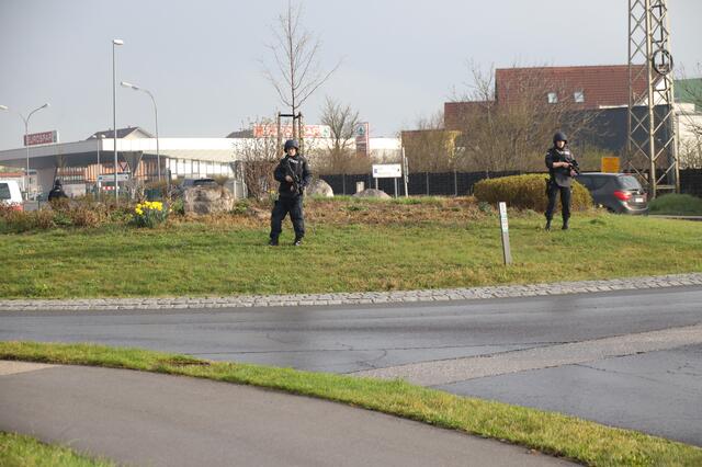 Sturmgewehre und Hubschrauber: Nach einem Mord in Marchtrenk riegelte die Polizei das Gebiet ab und konnte zwei Tatverdächtige schnappen. | Foto: laumat.at