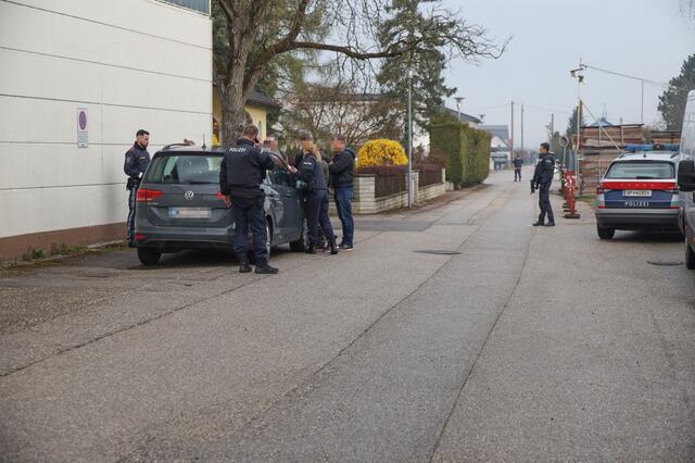 Sturmgewehre und Hubschrauber: Nach einem Mord in Marchtrenk riegelte die Polizei das Gebiet ab und konnte zwei Tatverdächtige schnappen. | Foto: laumat.at