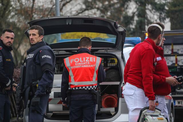 Sturmgewehre und Hubschrauber: Nach einem Mord in Marchtrenk riegelte die Polizei das Gebiet ab und konnte zwei Tatverdächtige schnappen. | Foto: laumat.at