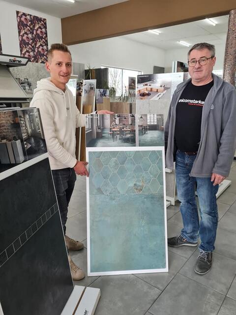 Geschäftsführer Gerhard Reumann und Mitarbeiter Marcel Vollenhofer präsentieren Feinsteinzeug-Fliesen in Metall- und Steinoptik. | Foto: Otto Krcal